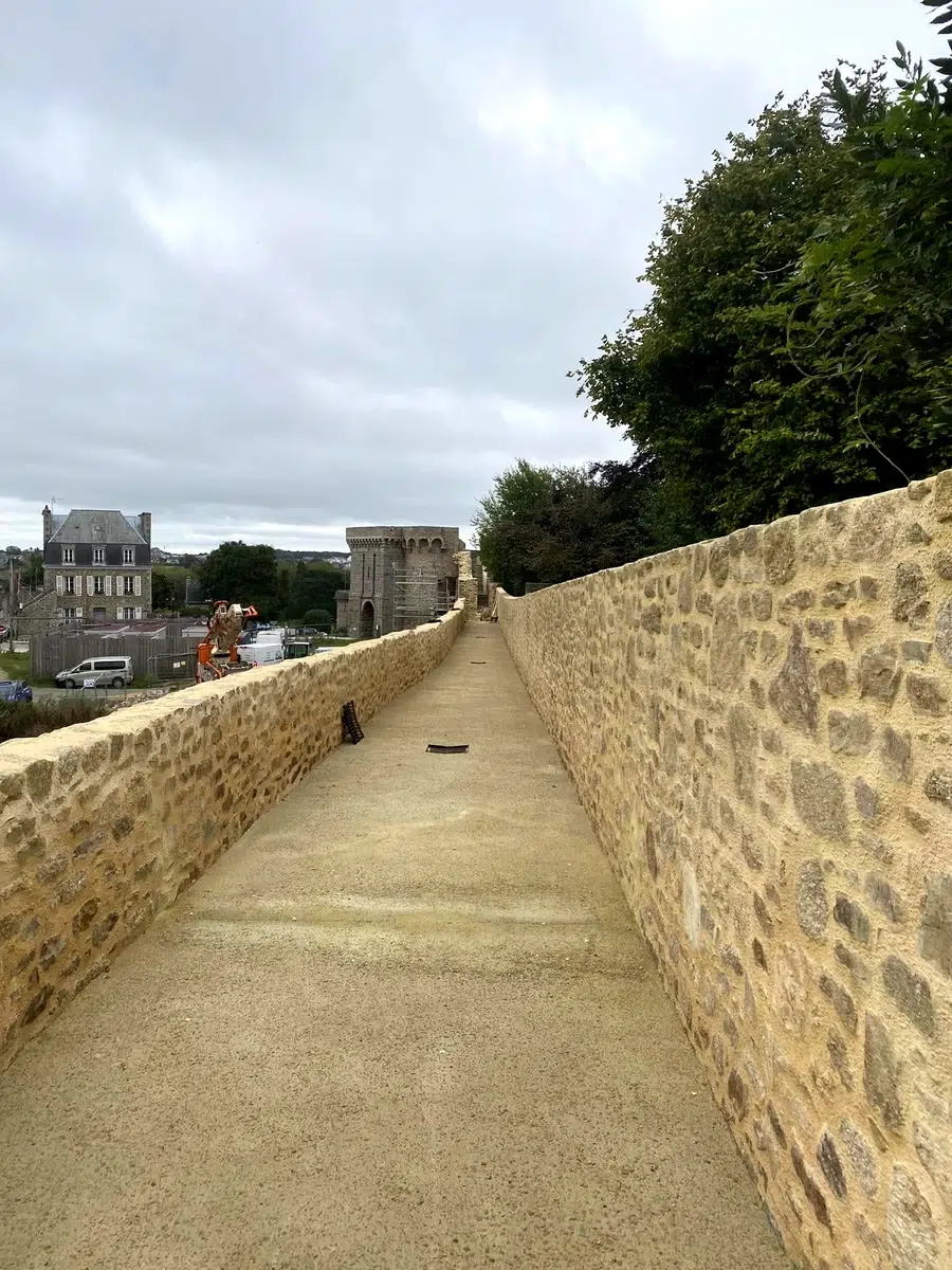 Chemin de ronde restauré, vue 1