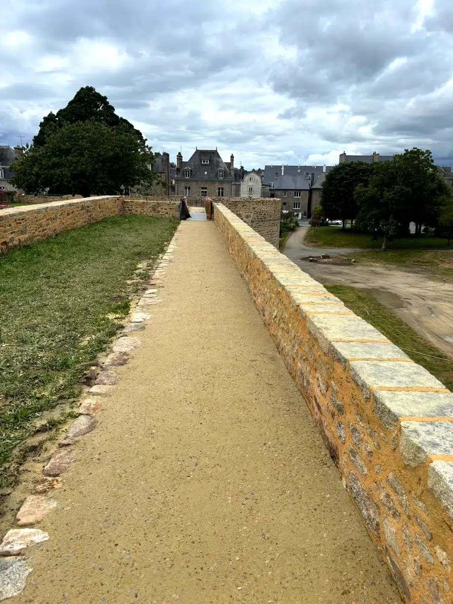 Chemin de ronde restauré, vue 2