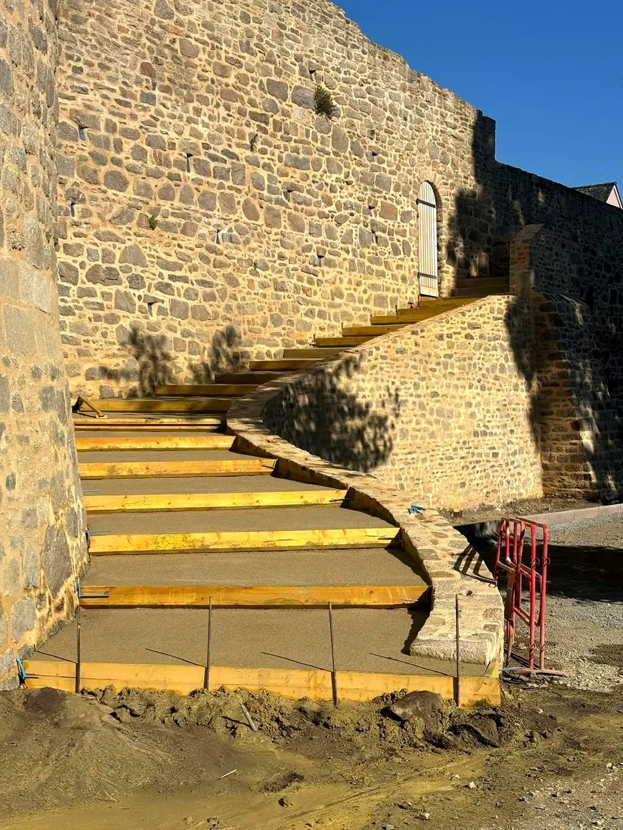 Escalier en pierre, chantier en cours